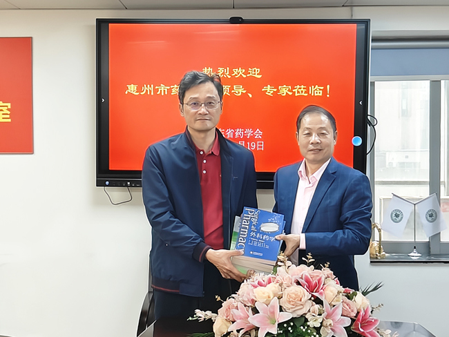 郑志华副理事长向黄才昌会长赠书 郑志华副理事长向黄才昌会长赠书