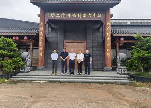 参观绿丰古法制糖非遗工坊