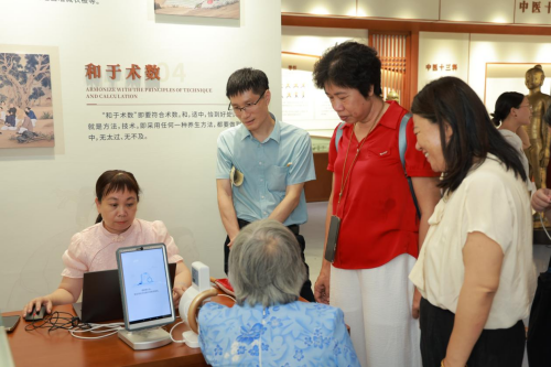 市老科协会员体验AI健康状态辨析