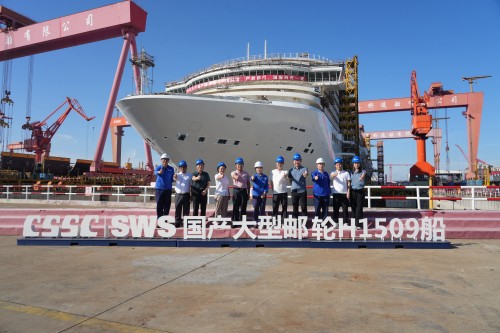 参观豪华邮轮“爱达 · 花城号”合影