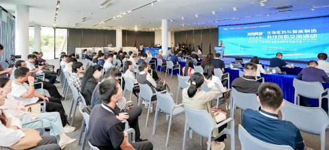 人们在看台上的人群
AI 生成的内容可能不正确。